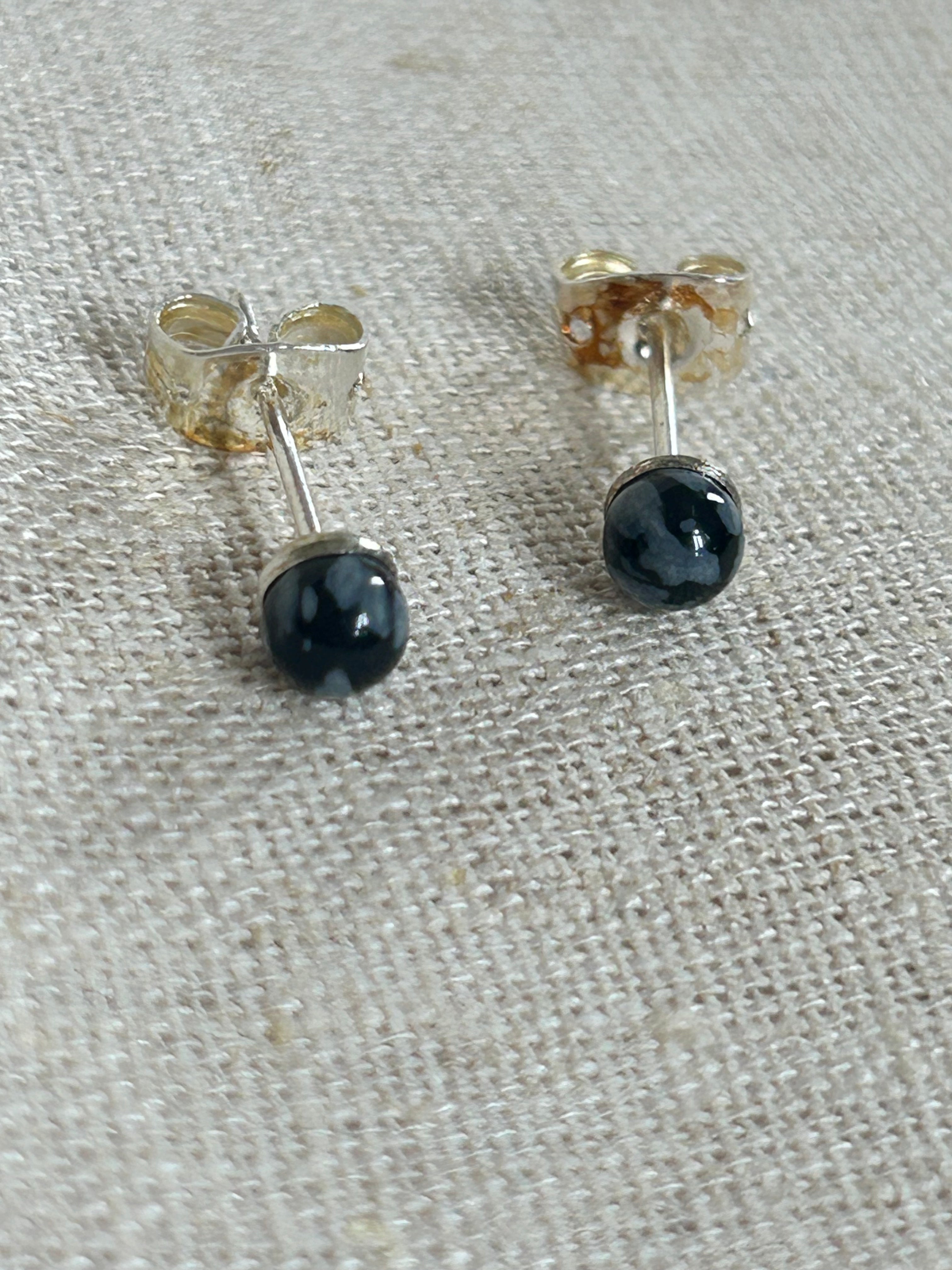 Snefnug Obsidian ørestikker
