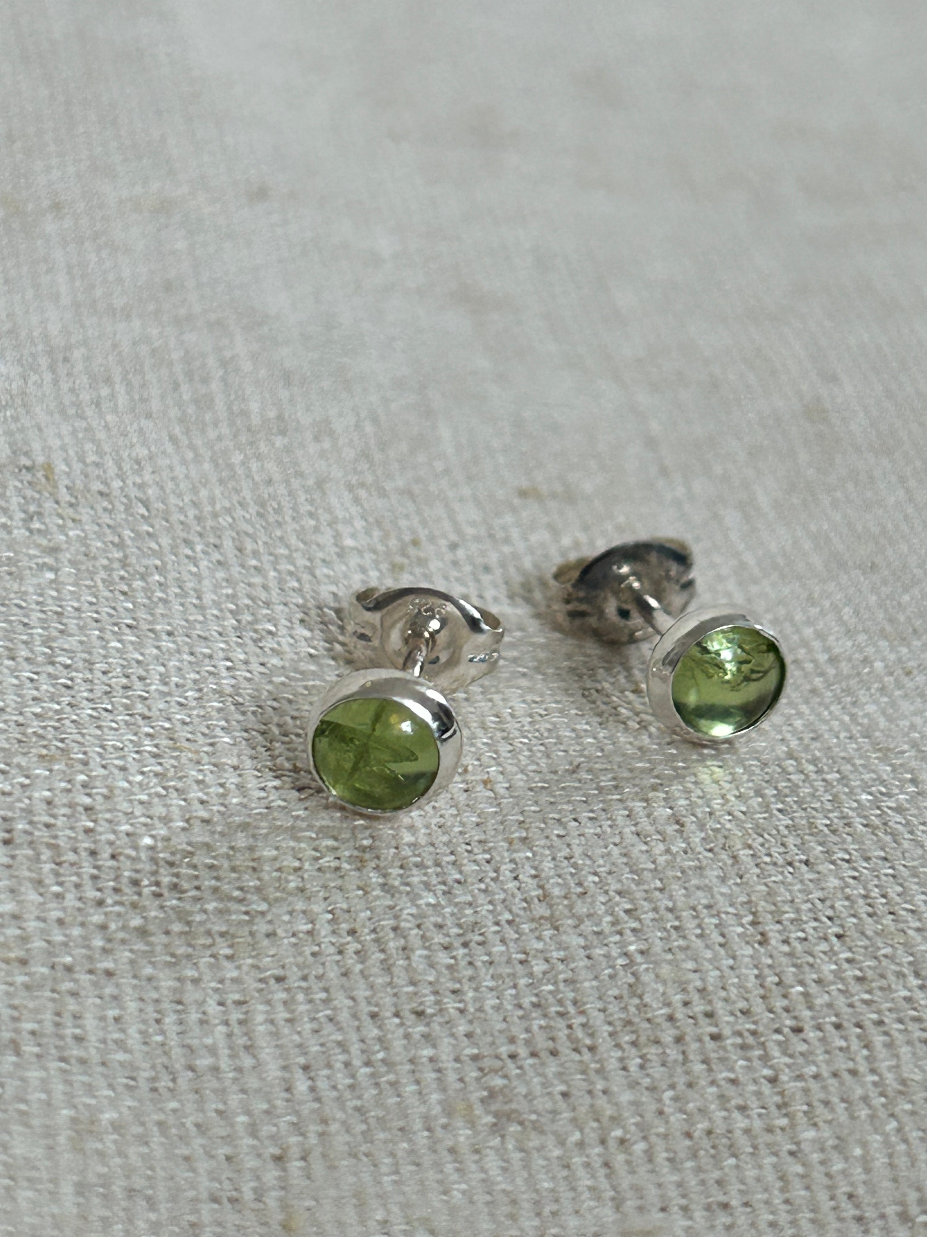 Peridot Øreringe – Sterling Sølv Ørestikker